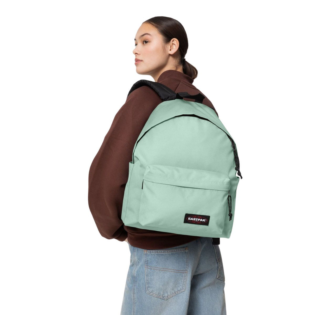 De Eastpak Day Pak'r rugzak Polar blue  in gebruik #kleur_polar-blue