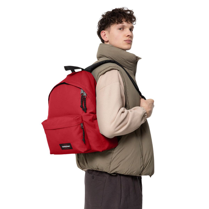 De Eastpak Day Pak'r rugzak salsa-red  in gebruik #kleur_salsa-red