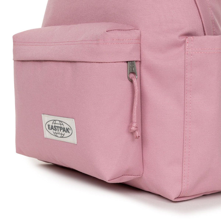 Voorvak in gebruik van de Eastpak Day Pak'r rugzak washed rose #kleur_washed-rose