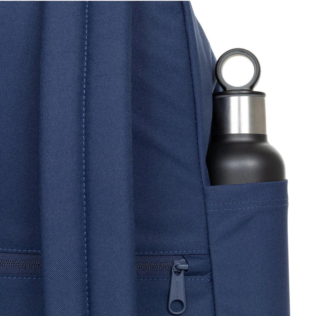 Waterfleshouder in gebruik van de Eastpak Day Pak'r rugzak washed monotone-navy #kleur_monotone-navy