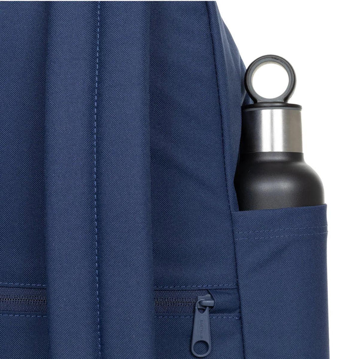 Waterfleshouder in gebruik van de Eastpak Day Pak'r rugzak washed monotone-navy #kleur_monotone-navy