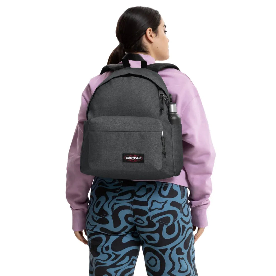 De Eastpak Day Pak'R laptop rugtas black-denim in gebruik #kleur_black-denim