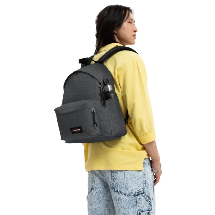 De Eastpak Day Pak'R laptop rugtas black-denim in gebruik #kleur_black-denim