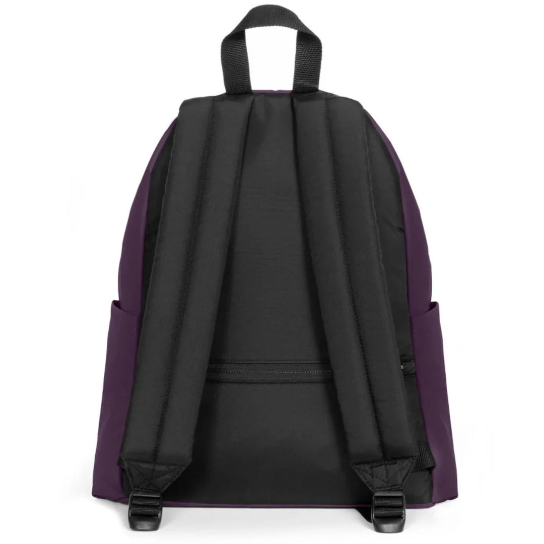 Achterkant van de Eastpak Day Pak'R laptop rugtas blackberry #kleur_blackberry