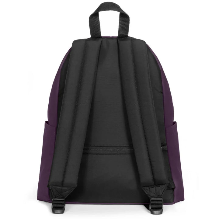 Achterkant van de Eastpak Day Pak'R laptop rugtas blackberry #kleur_blackberry