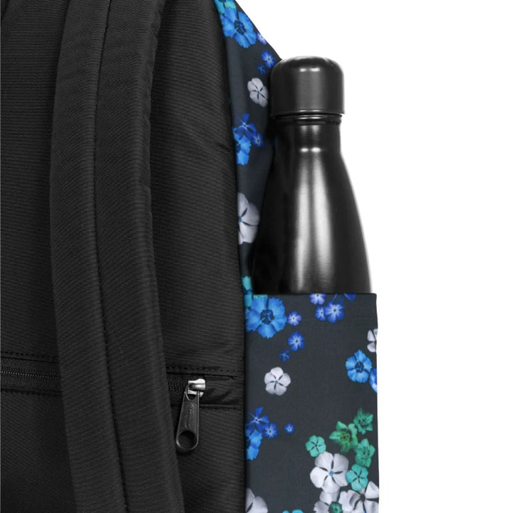 Waterfles houder in gebruik van de Eastpak Day Pak'R laptop rugtas floralbloomblack #kleur_floralbloomblack