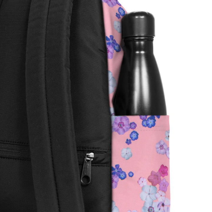 Waterfles in gebruik van de Eastpak Day Pak'R laptop rugtas floralbloompink #kleur_floralbloompink