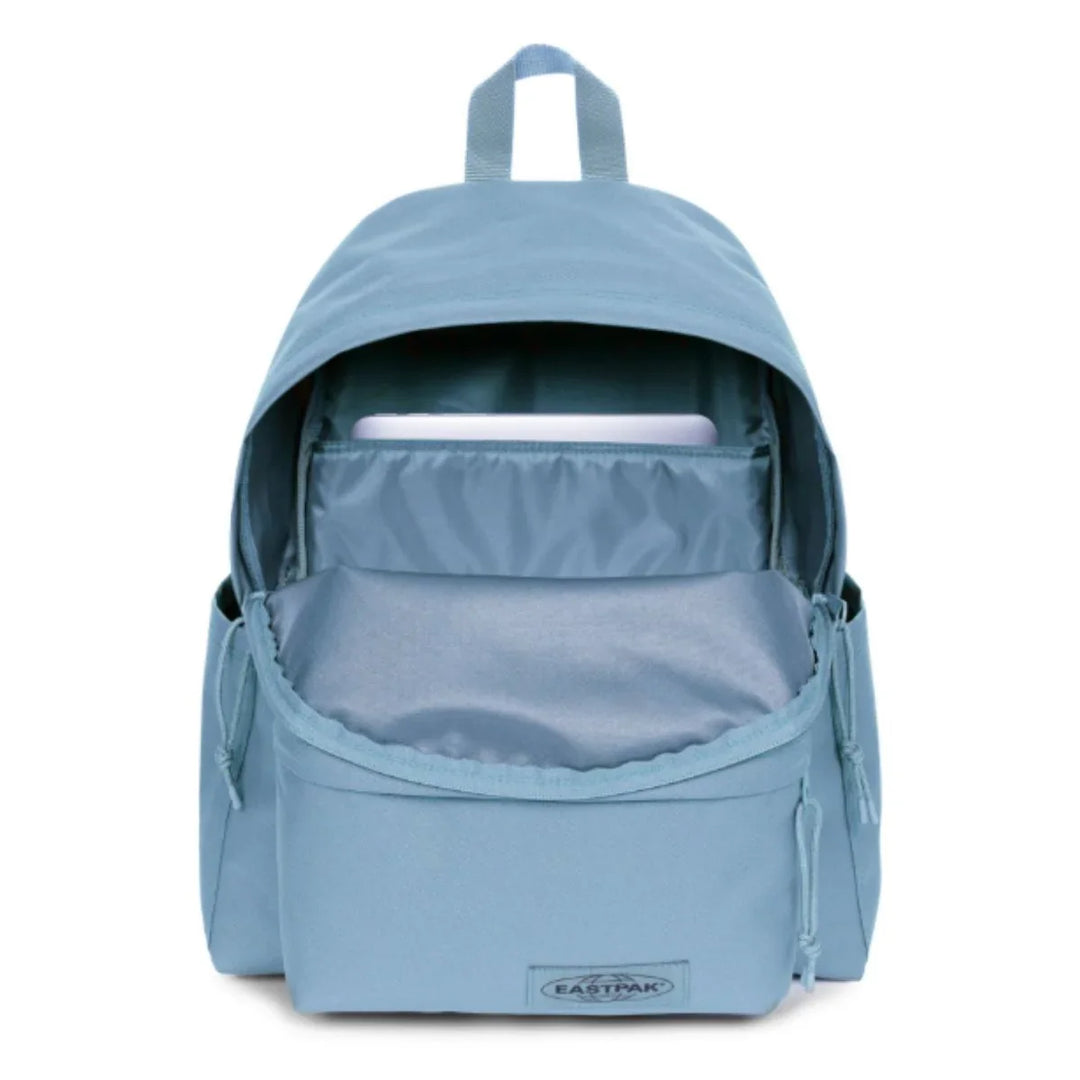 Binnenkant in gebruik van de Eastpak Day Pak'R laptop rugtas monotone-blue #kleur_monotone-blue