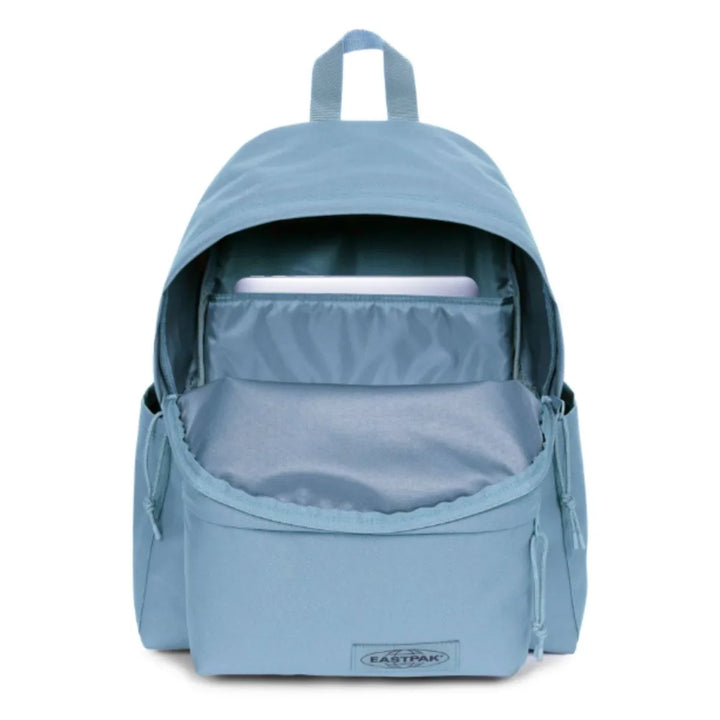 Binnenkant in gebruik van de Eastpak Day Pak'R laptop rugtas monotone-blue #kleur_monotone-blue