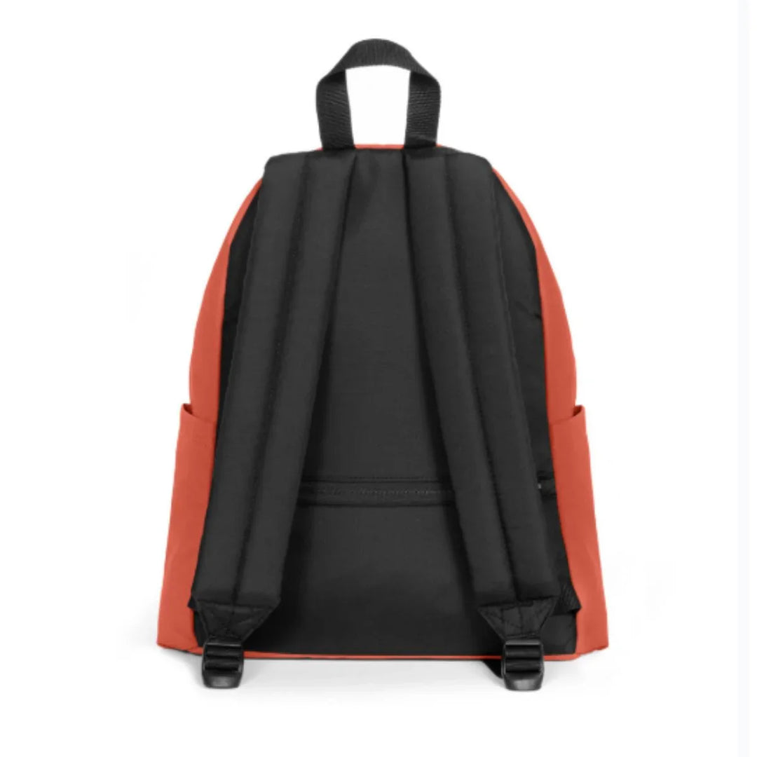 Achterkant van de Eastpak Day Pak'R umber-brown #kleur_umber-brown