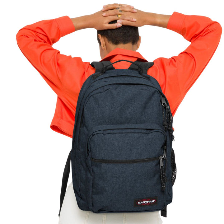De Eastpak Morius laptop rugzak triple-denim in gebruik #kleur_triple-denim