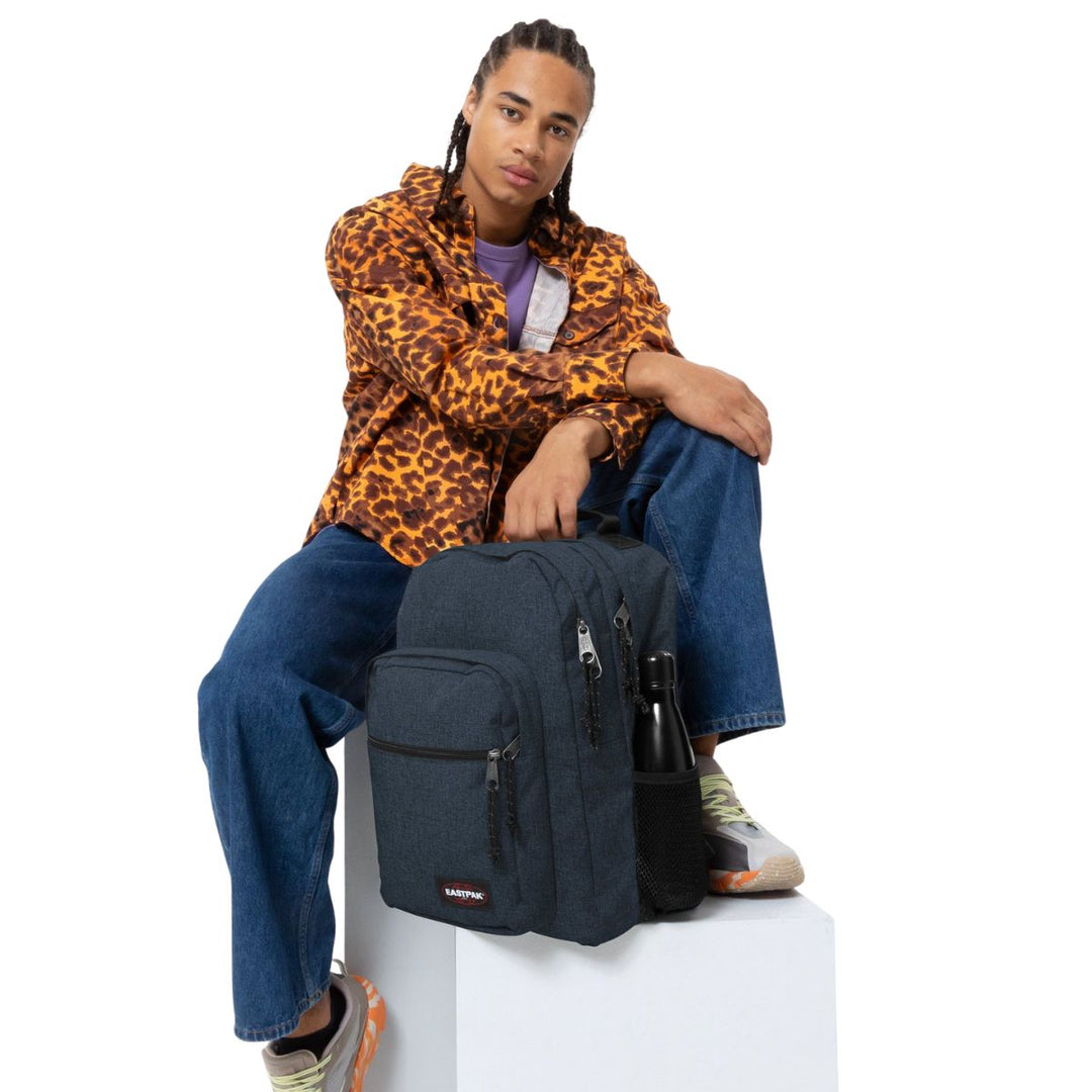 De Eastpak Morius laptop rugzak triple-denim in gebruik #kleur_triple-denim