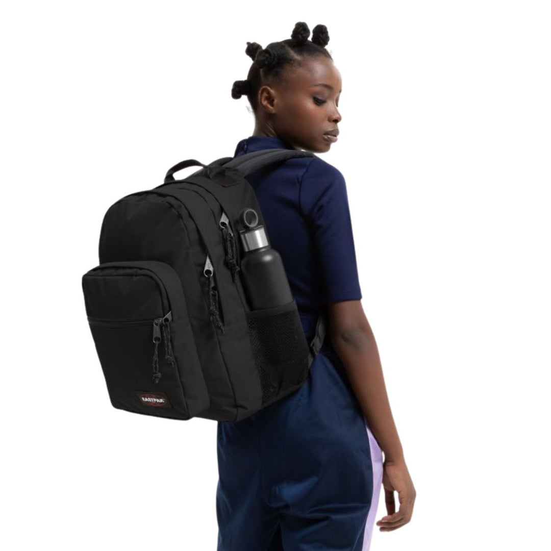 De Eastpak Morius laptop rugzak zwart in gebruik #kleur_zwart