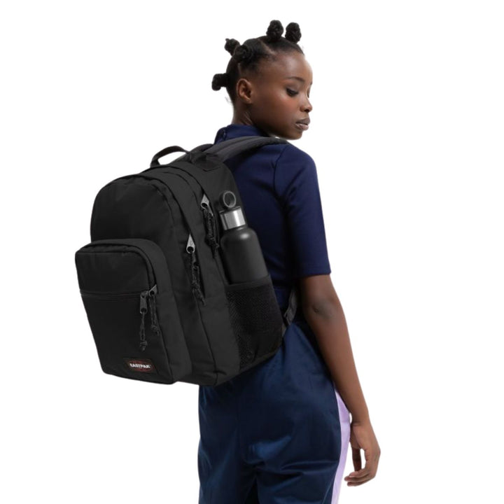De Eastpak Morius laptop rugzak zwart in gebruik #kleur_zwart