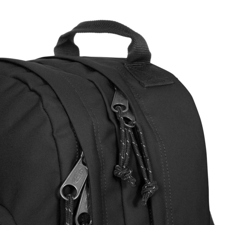 Details van het materiaal van de Eastpak Morius laptop rugzak zwart #kleur_zwart