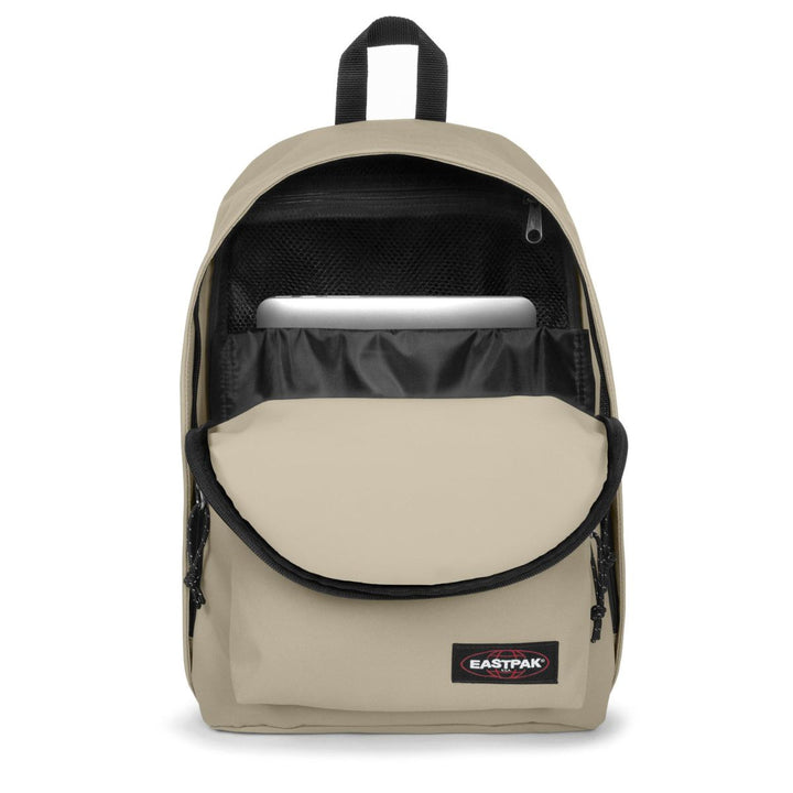 Binnenkant van de Eastpak out of office laptop rugzak 16 inch beach-beige #kleur_beach-beige