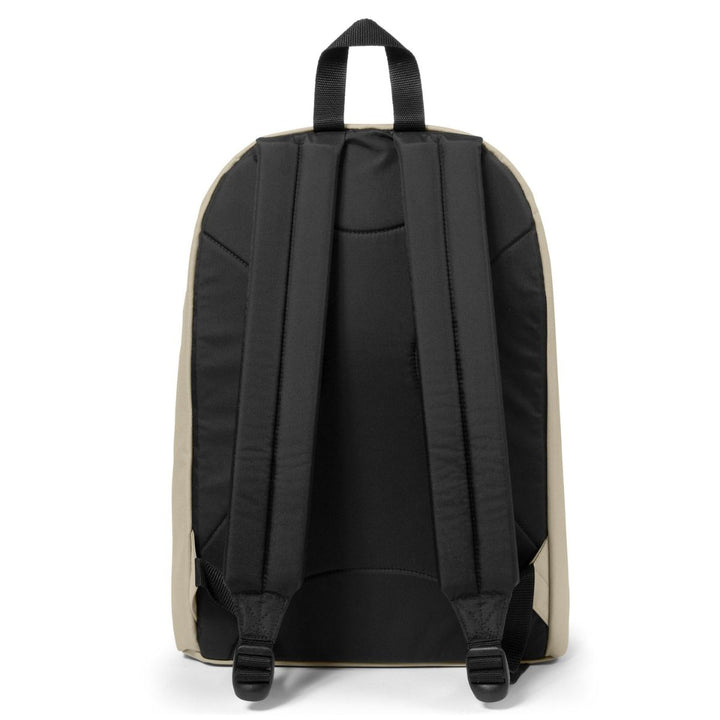 Achterkant van de Eastpak out of office laptop rugzak 16 inch beach-beige #kleur_beach-beige