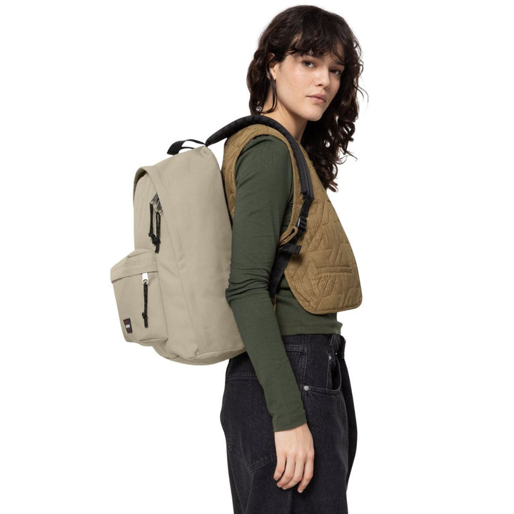 De Eastpak out of office laptop rugzak 16 inch beach-beige in gebruik #kleur_beach-beige