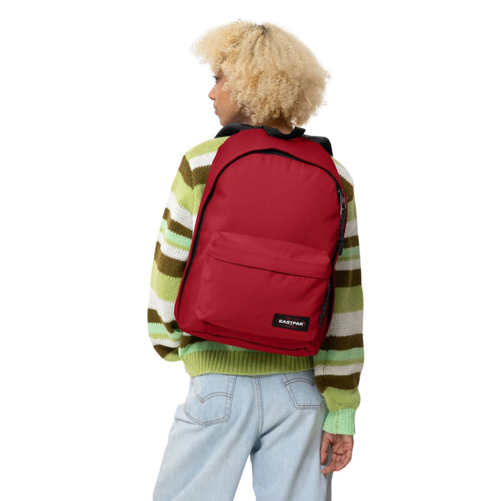De Eastpak out of office laptop rugzak 16 inch rood in gebruik #kleur_rood