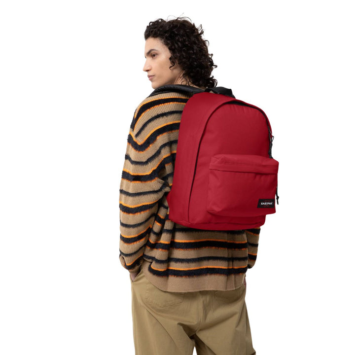 De Eastpak out of office laptop rugzak 16 inch rood in gebruik #kleur_rood