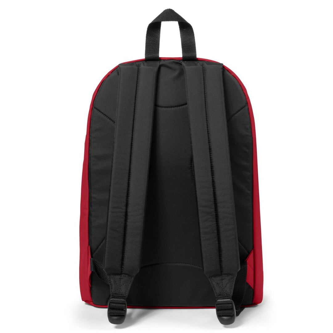 Achterkant van de Eastpak out of office laptop rugzak 16 inch rood #kleur_rood