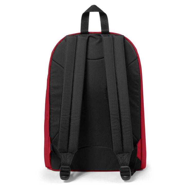 Achterkant van de Eastpak out of office laptop rugzak 16 inch rood #kleur_rood