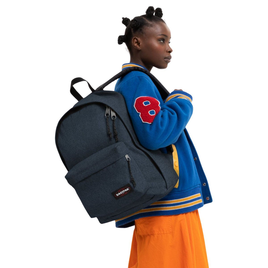 De Eastpak out of office laptop rugzak 16 inch triple-demin in gebruik #kleur_triple-denim
