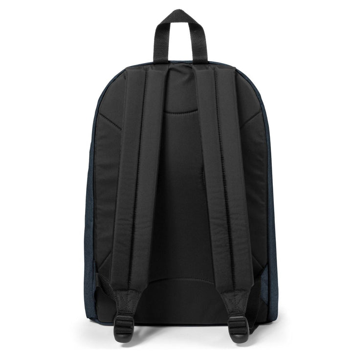 Achterkant van de Eastpak out of office laptop rugzak 16 inch triple-demin #kleur_triple-denim