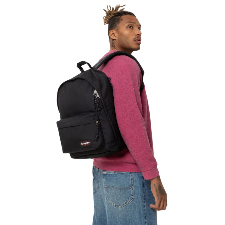 De Eastpak out of office laptop rugzak 16 inch zwart in gebruik #kleur_zwart