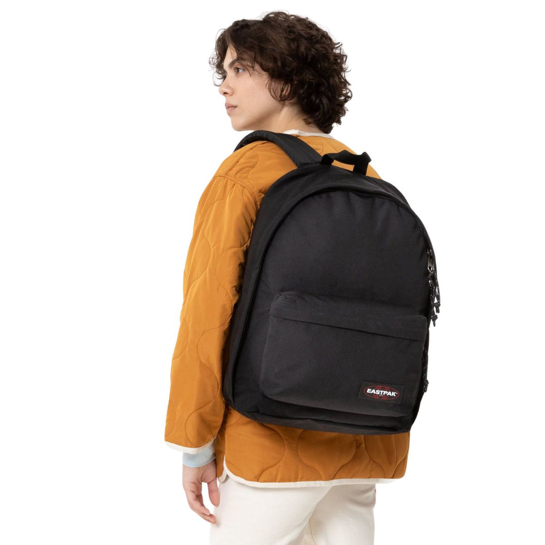 De Eastpak out of office laptop rugzak 16 inch zwart in gebruik #kleur_zwart
