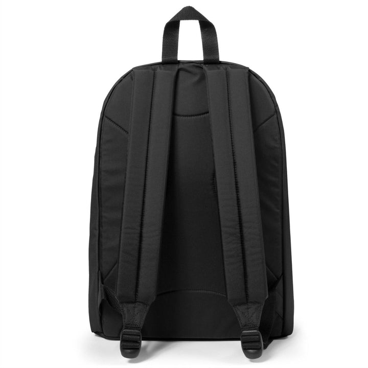 Achterkant van de Eastpak out of office laptop rugzak 16 inch zwart #kleur_zwart