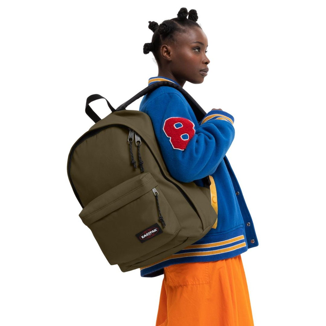 De Eastpak out of office laptop rugzak 16 inch army-olive in gebruik #kleur_army-olive