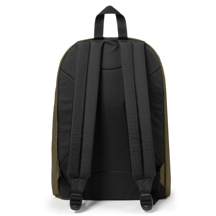 Achterkant van de Eastpak out of office laptop rugzak 16 inch army-olive #kleur_army-olive