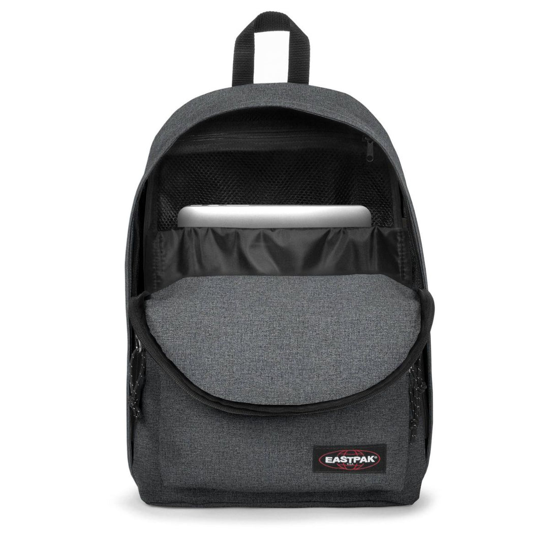 Binnenkant van de Eastpak out of office laptop rugzak 16 inch black-denim #kleur_black-denim