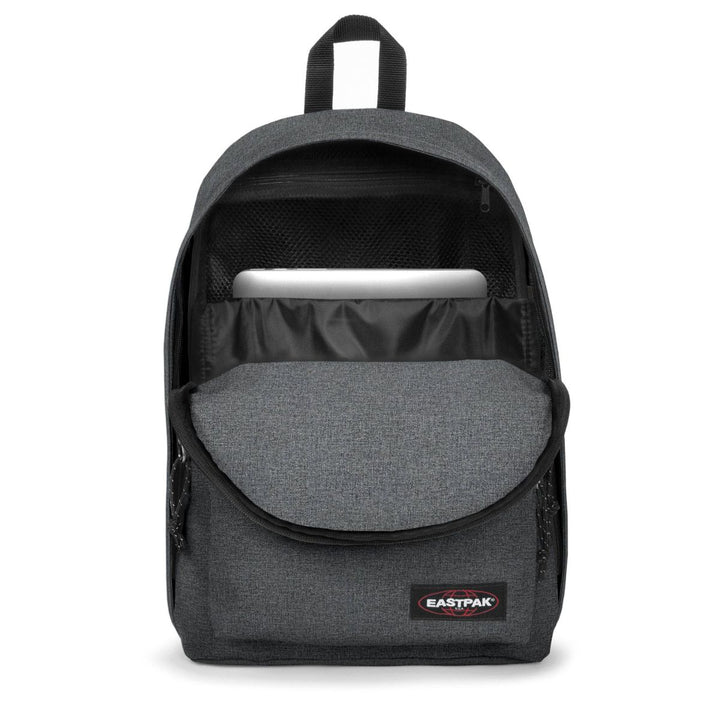 Binnenkant van de Eastpak out of office laptop rugzak 16 inch black-denim #kleur_black-denim