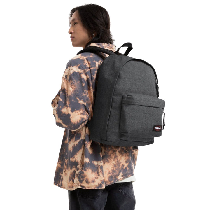 De Eastpak out of office laptop rugzak 16 inch black-denim in gebruik #kleur_black-denim