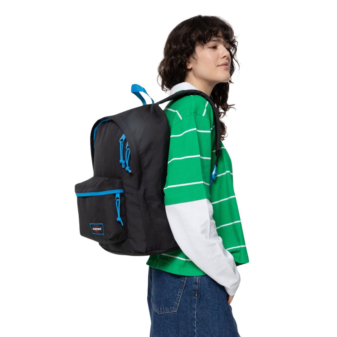 De Eastpak out of office laptop rugzak 16 inch kontrast-bubble in gebruik #kleur_kontrast-bubble
