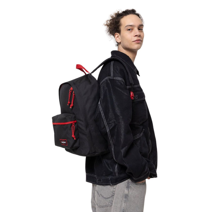 De Eastpak out of office laptop rugzak 16 inch kontrast-scarlet in gebruik #kleur_kontrast-scarlet