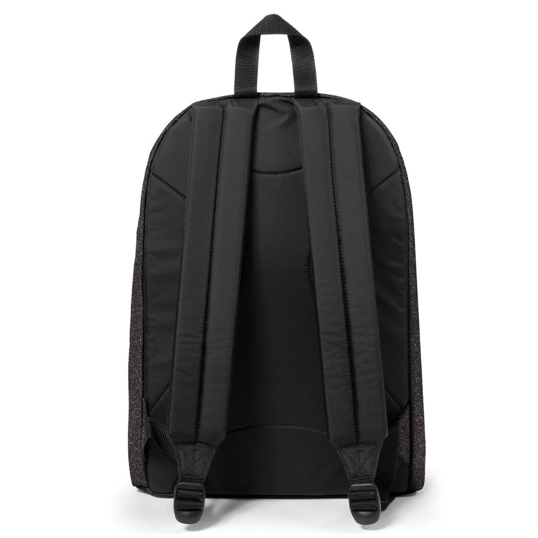 Achterkant van de Eastpak out of office laptop rugzak 16 inch spark-black #kleur_spark-black