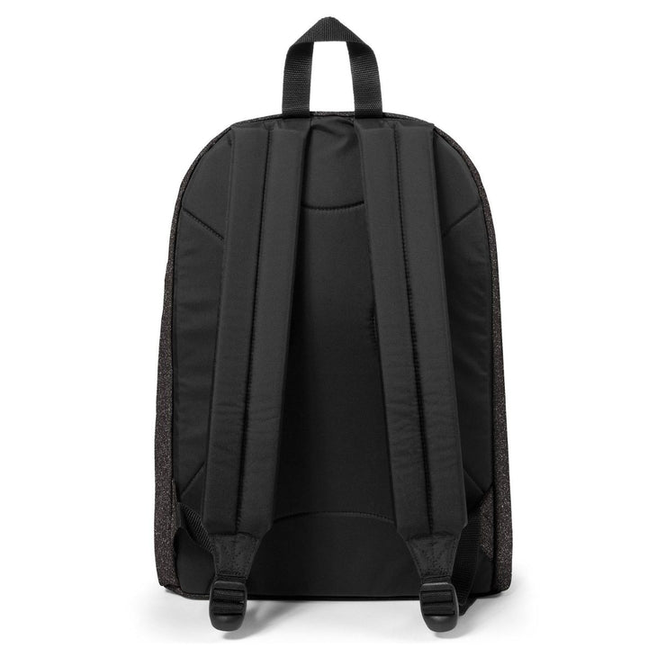 Achterkant van de Eastpak out of office laptop rugzak 16 inch spark-black #kleur_spark-black