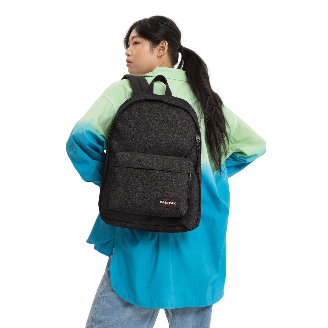 De Eastpak out of office laptop rugzak 16 inch spark-black in gebruik #kleur_spark-black