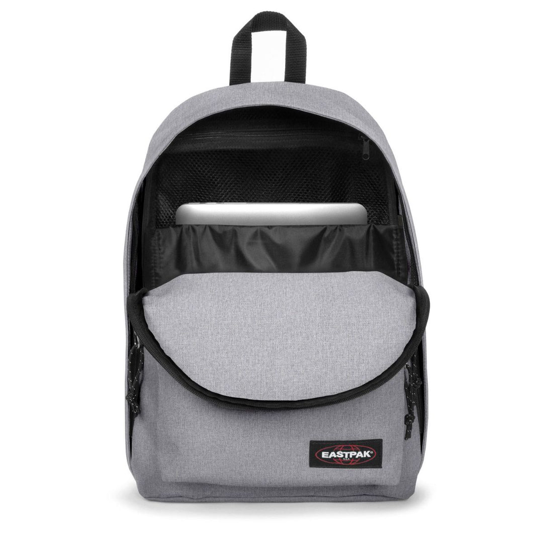 Binnenkant van de Eastpak out of office laptop rugzak 16 inch sunday-grey #kleur_sunday-grey