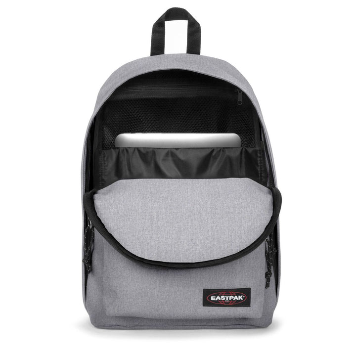 Binnenkant van de Eastpak out of office laptop rugzak 16 inch sunday-grey #kleur_sunday-grey