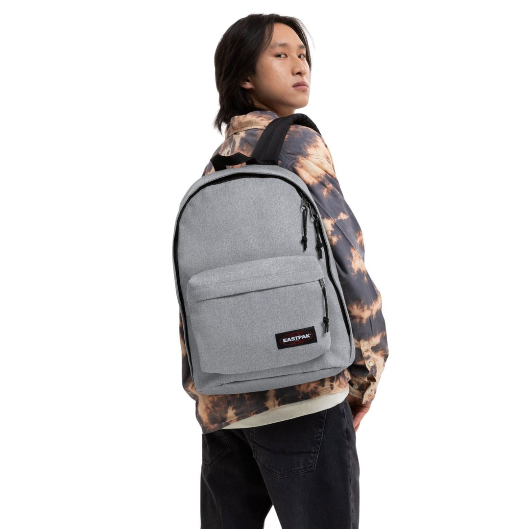De Eastpak out of office laptop rugzak 16 inch sunday-grey in gebruik #kleur_sunday-grey