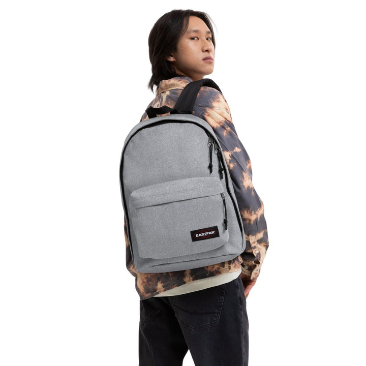 De Eastpak out of office laptop rugzak 16 inch sunday-grey in gebruik #kleur_sunday-grey