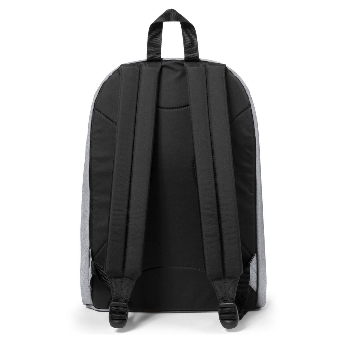 Achterkant van de Eastpak out of office laptop rugzak 16 inch sunday-grey #kleur_sunday-grey