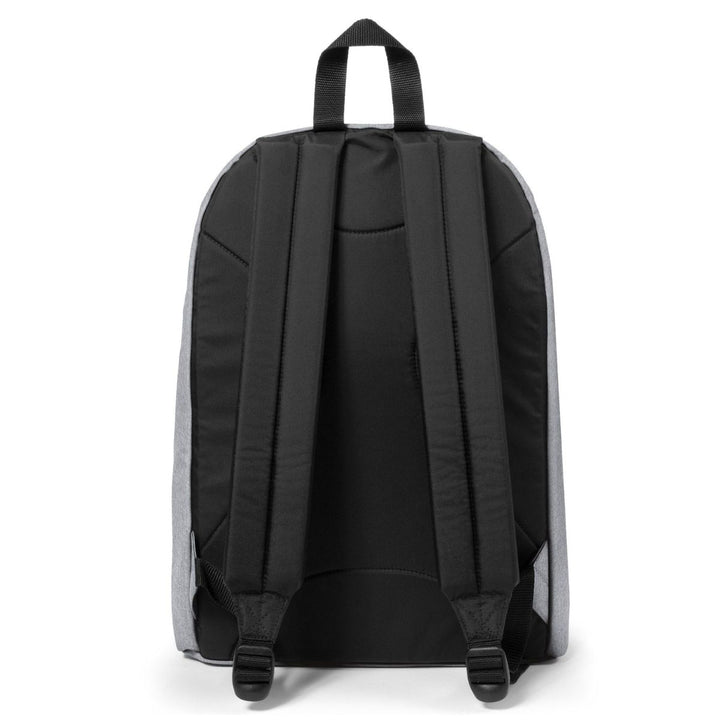 Achterkant van de Eastpak out of office laptop rugzak 16 inch sunday-grey #kleur_sunday-grey