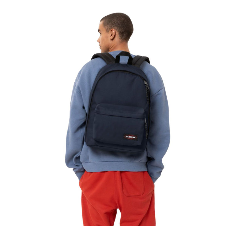 De Eastpak out of office laptop rugzak 16 inch ultra-marine in gebruik #kleur_ultra-marine