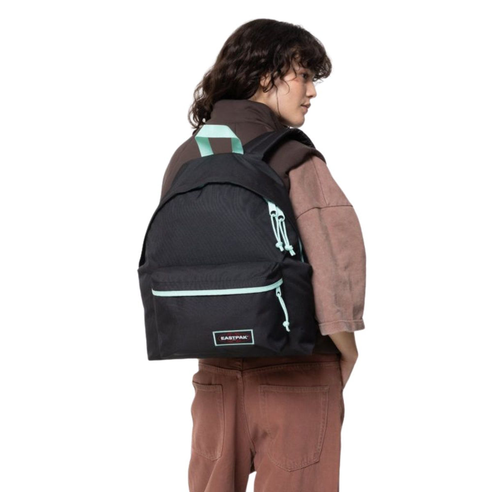 De Eastpak padded pak'r rugzak kontrast-polar in gebruik #kleur_kontrast-polar