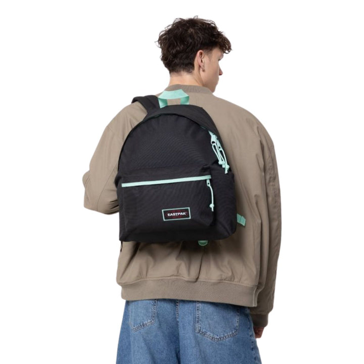 De Eastpak padded pak'r rugzak kontrast-polar in gebruik #kleur_kontrast-polar